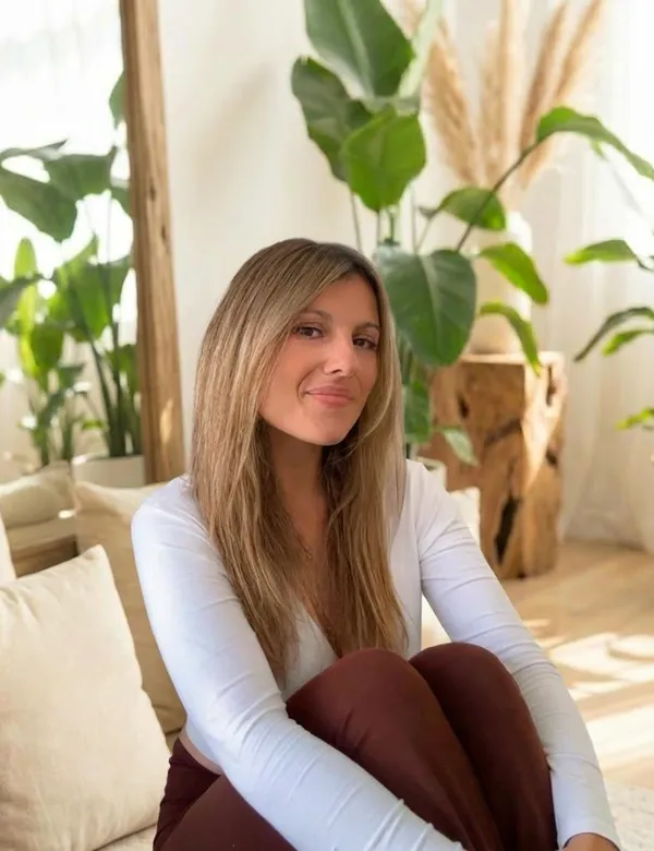 Samantha, breathwork and anxiety coach, sitting in a bright room
